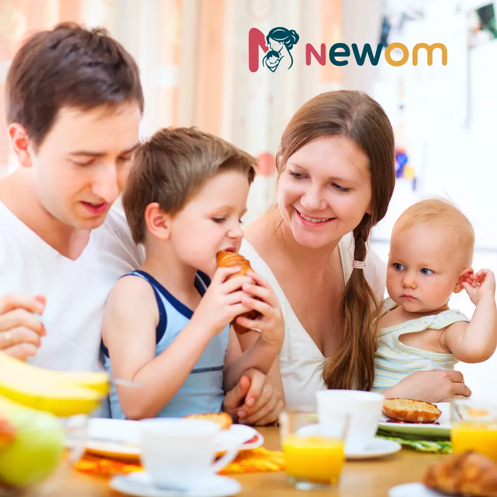 متى يأكل الطفل من طعام العائلة